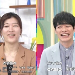 Hiccorohee Instagram - 2024年の7月、きみは朝の番組のTHE TIMEにマンスリーレギュラーとして出演するんや

マンスリーレギュラーってなんや？ときみは思うかもしれんけど、2024年にはそういうのがあるんや

毎週すごい時間にタクシーが迎えにくることにおったまげるが、
番組の人々はもっとすごい時間に大集合して業務をしているのに
こんなどこの馬の骨かわからん女にも丁寧に親切にしてくれるから
そっちのほうにもっとおったまげることになるんや

アナウンサーの人々は爽やかで朝に似つかわしい顔面や佇まいをしており、
ちゃんと夜に風呂に入っていそうな人々がたくさんいるんや

それを見てきみもなるべく夜に風呂入りたいなあと思い
挑戦はしてみるものの、たった一回しか成功はせず、
だいたいは朝に風呂に入ることを繰り返しているが、
それでも挑戦することをやめなかったその根性に敬礼もんやで

朝の番組をつくることは並大抵のことじゃないとうっすら思っていたきみは、
きみなりに精一杯、爽やかにおはようございますなどと言うも、
インターネットの人たちに「なんなんだこいつの顔は」「こいつは二日酔いではないのか」「どうしてこんなに眠そうにしているのか」などと議論を呼ぶこととなり、

一生懸命に笑顔でダンスを踊るも、
番組公式のXのアカウントで動画を切り取られ
「全然踊れていないヒコロヒー！」などと晒し者にされ、
それを見たインターネットの人たちに「ストレッチが足りていないのではないか」「間接は正常の位置にあるのか」「こんなに踊りが覚えられないのは記憶力に何かあるのではないか」などとやみくもにご心配をおかけする事態となるけれど、

それでもインターネットの人たちや視聴者の人たち、番組の人々は最後であたたかく見守ってくれるやで
7月の変な月曜の朝を楽しんでくれたみなさんどうもありがとうございました

他校にかちこみに行くような凄まじい勢いでドアから出てくる大量のシマエナガも、
踊るだけ踊ったらキレた時のおかんくらいでかい音たててドア閉めて一斉に帰っていくシマエナガの習性も愛くるしかった

たった1ヶ月ぽっきりやのにたのしかったんや
不祥事をおこしてニュースで取り扱われへんように気をつけるんや

最後に番組のみなさんからすてきなプレゼントいただきましたが
それはないしょにしておくよ
ありがとうザタイム、さようならザタイム
〜お元気で〜

ネットニュースのみなさん
こんな他愛もない投稿のことはぜひ記事にしないでいただけるとありがたいものです
いつもご理解頂いてどうもありがとうございます！