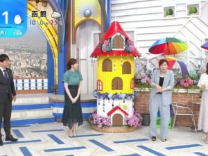 Hiccorohee Instagram - 2024年の7月、きみは朝の番組のTHE TIMEにマンスリーレギュラーとして出演するんや

マンスリーレギュラーってなんや？ときみは思うかもしれんけど、2024年にはそういうのがあるんや

毎週すごい時間にタクシーが迎えにくることにおったまげるが、
番組の人々はもっとすごい時間に大集合して業務をしているのに
こんなどこの馬の骨かわからん女にも丁寧に親切にしてくれるから
そっちのほうにもっとおったまげることになるんや

アナウンサーの人々は爽やかで朝に似つかわしい顔面や佇まいをしており、
ちゃんと夜に風呂に入っていそうな人々がたくさんいるんや

それを見てきみもなるべく夜に風呂入りたいなあと思い
挑戦はしてみるものの、たった一回しか成功はせず、
だいたいは朝に風呂に入ることを繰り返しているが、
それでも挑戦することをやめなかったその根性に敬礼もんやで

朝の番組をつくることは並大抵のことじゃないとうっすら思っていたきみは、
きみなりに精一杯、爽やかにおはようございますなどと言うも、
インターネットの人たちに「なんなんだこいつの顔は」「こいつは二日酔いではないのか」「どうしてこんなに眠そうにしているのか」などと議論を呼ぶこととなり、

一生懸命に笑顔でダンスを踊るも、
番組公式のXのアカウントで動画を切り取られ
「全然踊れていないヒコロヒー！」などと晒し者にされ、
それを見たインターネットの人たちに「ストレッチが足りていないのではないか」「間接は正常の位置にあるのか」「こんなに踊りが覚えられないのは記憶力に何かあるのではないか」などとやみくもにご心配をおかけする事態となるけれど、

それでもインターネットの人たちや視聴者の人たち、番組の人々は最後であたたかく見守ってくれるやで
7月の変な月曜の朝を楽しんでくれたみなさんどうもありがとうございました

他校にかちこみに行くような凄まじい勢いでドアから出てくる大量のシマエナガも、
踊るだけ踊ったらキレた時のおかんくらいでかい音たててドア閉めて一斉に帰っていくシマエナガの習性も愛くるしかった

たった1ヶ月ぽっきりやのにたのしかったんや
不祥事をおこしてニュースで取り扱われへんように気をつけるんや

最後に番組のみなさんからすてきなプレゼントいただきましたが
それはないしょにしておくよ
ありがとうザタイム、さようならザタイム
〜お元気で〜

ネットニュースのみなさん
こんな他愛もない投稿のことはぜひ記事にしないでいただけるとありがたいものです
いつもご理解頂いてどうもありがとうございます！