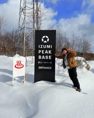 Hideaki Murata Instagram - #宮城県最強のキャンプ場
#雪中キャンプ
##東北の山をなめてた…
#もうちょいで雪女が出てくる吹雪
#流石にコテージに逃げました…
#隣のソロキャンパーのテントが飛ばされてた
#中からおじさんが出てきて静かにお茶飲んでた
#追い剥ぎ
#ほぼ4コマ
#また春に来よう
#宮城県仙台市泉ケ岳
#泉ピークベース
#IZUMI PEAK BASE