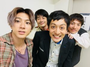Hideaki Murata Instagram - 今日もペンディング！

写真お願いする時緊張した😨
みんな優しい…

俺だけえーちゃんみたいな髪型しとる

#井之脇海くん
#宮崎秋人くん
#山田裕貴くん
#ペンディングトレイン