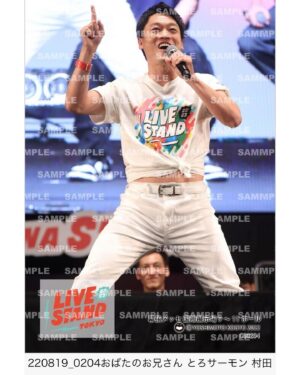 Hideaki Murata Instagram - ファンの方から、LIVE STANDのオンラインサイトで村田さんのオフショットを検索したらこの写真しか出てこないんです…ときました

吉本のスタッフさん、そんははず無いですよね…
もっと他にもしっかり写ってる写真があった筈だ！！

#LIVE STAND
#おばたの心霊写真