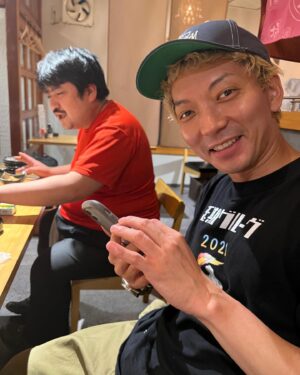 Hideaki Murata Instagram - 昨日は宮崎県小林市にて蛙亭のライブ、ありがとうございました🙇

#打ち上げ
#手前は地元で外車ばっか扱ってる車屋の息子
#奥は客が引いてきたので一緒に席について飲みだした居酒屋の大将
#やっぱ宮崎は落ち着く
#東京へ帰ろ