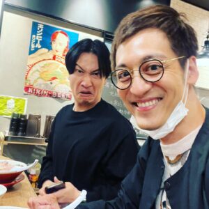 Hideaki Murata Instagram - 福岡劇場、西日本工業大学学園祭ありがとうございました！

飛行機搭乗締切10分前にラーメンギリ啜り🍥

#相席寛くん
#極上ラーメン
#有吉商店
