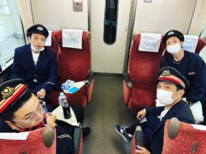 Hideaki Murata Instagram - 近鉄特急貸切ツアーに来させていただいてます。
中川家さんと一緒です！
天気良すぎてもっていかれそう☀️

#近鉄電車
#中川家さん