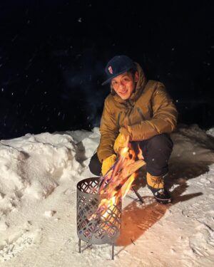 Hideaki Murata Instagram - #宮城県最強のキャンプ場
#雪中キャンプ
##東北の山をなめてた…
#もうちょいで雪女が出てくる吹雪
#流石にコテージに逃げました…
#隣のソロキャンパーのテントが飛ばされてた
#中からおじさんが出てきて静かにお茶飲んでた
#追い剥ぎ
#ほぼ4コマ
#また春に来よう
#宮城県仙台市泉ケ岳
#泉ピークベース
#IZUMI PEAK BASE