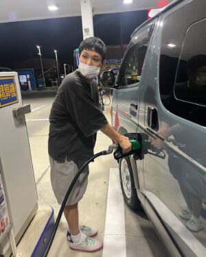 Hideaki Murata Instagram - 埼玉深谷のライブ終わり2時間おしゃべりして帰ってきたよ
もう中が軽油入れてるとこ初めて見た🥹

#もう中
#軽油