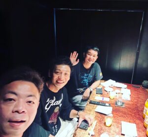 Hideaki Murata Instagram - 昨夜は至極飯をいただきました
息止まるぐらい美味い鮨
ノブさんご馳走様です🙇
baseよしもと時代の合コンスタメンメンバー
こんくらいの薄暗い店でした
いつも何もならんと顔だけ赤くして帰ってたなー