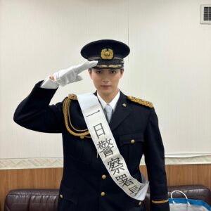 Hideyoshi Kan Instagram - 京都府西京警察署にて
『一日警察署長』を務めさせて頂きました👮

近年自転車の盗難など泥棒さんが増えてきたから
皆さん気をつけて安全に日々の生活過ごして下さいね。

本当に貴重な体験をさせて頂きました
雨の中お越し下さった皆さん有り難う御座いました！
風邪引かないようにね！