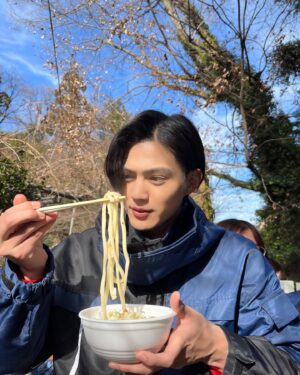 Hideyoshi Kan Instagram - #23🦊
Thank you
.
『ここからが本当のハイライトだ』
来週の24話もお楽しみに！
.
お昼休憩にうどんを食べている秀吉どうぞ😋
.
#仮面ライダーギーツ