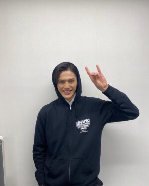 Hideyoshi Kan Instagram - 2/9『超英雄祭2023』
ありがとうございました🦊

ご来場下さった方々、視聴して下さった皆さん有り難う御座いました
本当に幸せな時間でした。
ステージからの景色はとても素晴らしかったですし感無量でした。
今も余韻に浸りまくっています笑

そして倖田來未さんからCDを頂いて本当に嬉しいですし生歌も聴けて最高でした🥹
仮面ライダーギーツもまだまだ放送中なので引き続き宜しくお願いします🦊

本当に有り難う御座いました、一生の思い出です。。

#仮面ライダーギーツ 
#超英雄祭2023