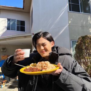 Hideyoshi Kan Instagram - #32🦊
Thank you

2000年間思い続けてきた母さん…
『俺が母さんの仇を取る』
今後英寿がどうなって行くのかお楽しみに…

そして田崎監督とご一緒出来てとても幸せでした！
カレー美味しかったです笑

#仮面ライダーギーツ