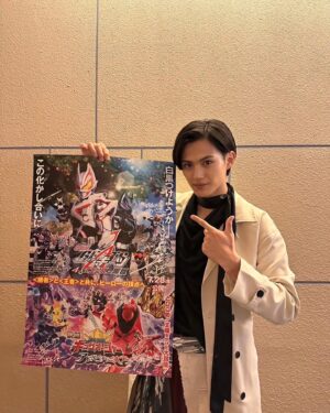Hideyoshi Kan Instagram - 映画🎬
「仮面ライダーギーツ4人の英寿と黒狐」
遂に今日初日を迎えました！

仮面ライダーギーツとして初の単独映画
そして集大成でもあるので、キャスト、スタッフの皆さんで全身全霊で挑んだ作品ですので是非劇場の大きいスクリーンで見て頂けたら嬉しいと思います🦊
この映画を通して『願い続ける限りいつか叶う』や『大切なものは何か』など
メッセージ性も込められている映画にもなっていますのでこの映画を見て届いて欲しいです

是非皆さん劇場でお待ちしております

#仮面ライダーギーツ