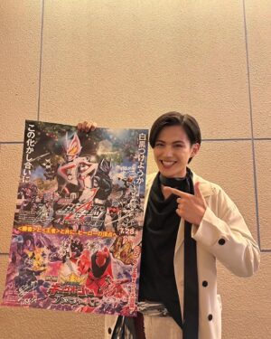 Hideyoshi Kan Instagram - 映画🎬
「仮面ライダーギーツ4人の英寿と黒狐」
遂に今日初日を迎えました！

仮面ライダーギーツとして初の単独映画
そして集大成でもあるので、キャスト、スタッフの皆さんで全身全霊で挑んだ作品ですので是非劇場の大きいスクリーンで見て頂けたら嬉しいと思います🦊
この映画を通して『願い続ける限りいつか叶う』や『大切なものは何か』など
メッセージ性も込められている映画にもなっていますのでこの映画を見て届いて欲しいです

是非皆さん劇場でお待ちしております

#仮面ライダーギーツ