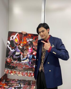 Hideyoshi Kan Instagram - 「仮面ライダーギーツ×リバイスMOVIEバトルロワイヤル」公開記念舞台挨拶有り難う御座いました🦊😈

感動そして活力の貰える作品になっていますので是非劇場に足を運んで頂けると嬉しいです。

3枚目は大好きなひゅうちゃんと🫰🏻

#ギーツリバイスmovieバトロワ 
#仮面ライダーギーツ 
#簡秀吉