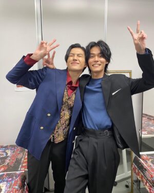 Hideyoshi Kan Instagram - 「仮面ライダーギーツ×リバイスMOVIEバトルロワイヤル」公開記念舞台挨拶有り難う御座いました🦊😈

感動そして活力の貰える作品になっていますので是非劇場に足を運んで頂けると嬉しいです。

3枚目は大好きなひゅうちゃんと🫰🏻

#ギーツリバイスmovieバトロワ 
#仮面ライダーギーツ 
#簡秀吉