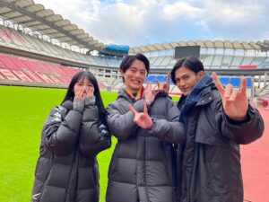 Hideyoshi Kan Instagram - 本日、映画「仮面ライダーギーツ×リバイスMOVIEバトルロワイヤル」が公開しました！

感動そして活力が与えてくれる映画になっています。
沢山の方にこの作品が届いて欲しいです
幅広い世代の方に楽しんで見て頂けたら嬉しいです！

劇場で待ってます🦊😈

#ギーツリバイスmovieバトロワ 
#仮面ライダーギーツ