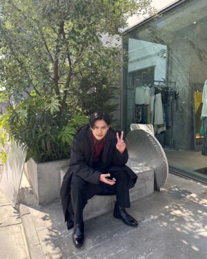 Hideyoshi Kan Instagram - #41 🦊
Thankyou

『姉さんとのショッピング合間の1shot📸』

仮面ライダーギーツも終盤まできましたね。
最後まで最高のキャスト、スタッフさんと
走り抜きます🔥
来週もお楽しみに…