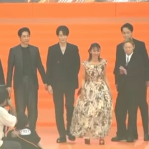 Hikari Mitsushima Instagram - @last_mile_movie ✨🧡

オレンジカーペットを歩く
シェアードユニバースプレミア試写会 
ドラマ「アンナチュラル」「MIU404」の錚々たる皆さんと
華やかで、とてもあたたかい１日を過ごしました

岡田くんの撮ってくれた
映画「ラストマイル」の皆さんとの写真