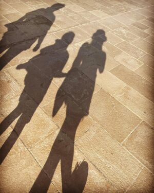 Hikaru Utada Instagram - Passegiando per il paese vecchio di Monopoli 
モノポリの旧市街を歩く