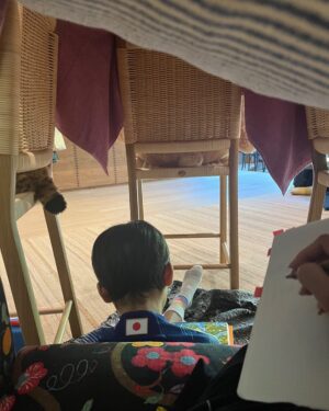 Hikaru Utada Instagram - 本日のオフィス。息子と作った秘密基地で作詞が捗る。
My office for the day. The secret base my son and I made was great for working on lyrics.