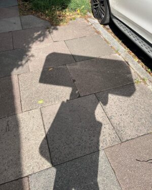 Hikaru Utada Instagram - 留守だったためオーダーした新しいMIDI鍵が近所の郵便局に預けられてしまって取りに行くと決めた今日が強風注意報出ててよりハードモードに。
でも落とさないで無事に家着いた！🏋🏻

The new MIDI keyboard I ordered got delivered (I guess I was out) to a local post office and of course the day I decide to pick it up there’s a moderate wind warning… but just got home without dropping it!!🏋🏻✨