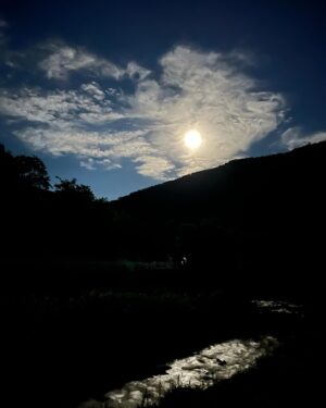 Hikaru Utada Instagram - 「懐中電灯みたい」と息子が言った満月

The full moon was so bright my son said it “looks like a flashlight”