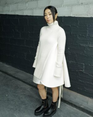 Hikaru Utada Instagram - PFWのSacaiのショーにお邪魔させていただきました。

直後のバックステージ、大勢のジャーナリストに囲まれる千登勢さん。恥ずかしがり屋でかわいいのにやることがカッコ良い、大好き。
忙しくて大変な時なのにスタッフの皆さんに終始お世話になってしまいました。心から、ありがとうございました。

一人でカメラマンに撮られてるぎこちない私と、友達と並んでSacaiスタッフの瀧さんに撮ってもらってる時の私の表情の違い笑

The Sacai show at PFW was jaw-dropping. What a treat to see these pieces in motion from the front row.

Huge thanks from the bottom of my heart to the one-and-only Chitose (love her so much) and the amazing Sacai team, who took care of me during all this craziness and busy-ness. 

Check out how awkward I look posing alone in front of a photographer, compared to when photographed by Sacai staff with my best friend 😂
