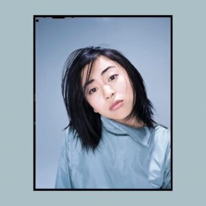 Hikaru Utada Instagram - https://erj.lnk.to/FAhxiT2

15才の自分と再会！アルバムで使われなかった写真がこんな形で日の目を見ることになるとは😅

1998年12月撮影ってことは…First Love(曲ね)のレコーディングが大晦日だったからそれ含めアルバム最後の2、3曲の制作と期末テストの勉強でもしてた頃かな？

「First Love」と「初恋」、とそれぞれのアカペラ入りの初の7インチ(アナログ)まだ予約受付中です👩🏻‍🏫✨

This is like reconnecting with a long lost 15yr old me! We dug her up from old contact sheets and film from a Dec ‘98 shoot. I was probably finishing up the last few songs on the album “First Love” and studying for my quarterly exams around then. Anyway, now it’s the cover of my first 7 inch vinyl!