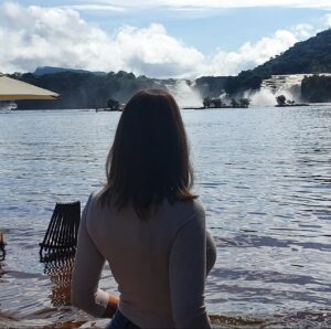 Hilda Abrahamz Instagram - En los momentos más oscuros, cuando parece que todo está perdido, es la fe y la esperanza las que iluminan nuestro camino. 

La vida nos pone pruebas difíciles, pero es precisamente en esos instantes cuando descubrimos la fortaleza que llevamos dentro. 

Recordemos que, aunque las tormentas sean fuertes, siempre habrá un amanecer esperándonos. 

La esperanza es ese susurro constante que nos dice que todo puede mejorar, y la fe es la certeza en nuestro corazón de que lo mejor está por venir. 

No importa cuán duro sea el camino, mientras tengamos fe y esperanza, siempre encontraremos la manera de seguir adelante. Porque lo último que se pierde es aquello que nos impulsa a creer en un mañana mejor.

HILDA ABRAHAMZ ✨