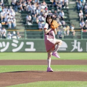 Hina Kagei Instagram - _
始球式の思い出写真と練習写真や動画🔆
始球式の本番前に選手が実際に使用される練習場で投球の練習をさせていただけてそれも貴重な経験でした ☺︎