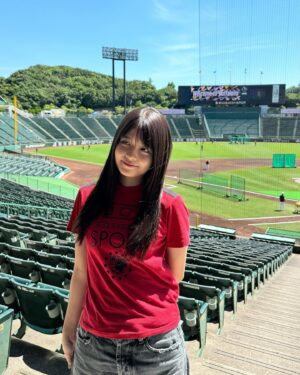 Hina Kagei Instagram - _
オリックス×楽天戦 始球式務めさせていただきました
初の始球式は思った以上に緊張せず、会場の熱気やグラウンドから見える景色を楽しみながら投げれました！
コツコツと練習してかっこいい姿を見せれるように頑張ったので
また後日、別で写真や動画あげさせて下さい。笑

そして大和コネクト証券の新CMで私が演じた コネクトさん も
初お披露目でした🙂‍↕️今後、流れるCM コネクトダンス
是非みんな真似して踊ってね〜^ - ^
貴重な経験をありがとうございました。