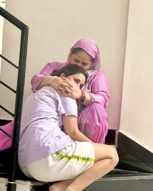 Hina Khan Instagram - A mother’s heart can consume an Ocean of Sorrow and Pain to provide Shelter, love and comfort to her children. 
This was the day she received the news of my diagnosis, the shock that she felt was inexplicable but she found a way to hold me and forget her pain. 
A Superpower in which Mothers excel always.
Even her world was crumbling down yet she found a way to shelter me in her arms and give me strength.

#mother