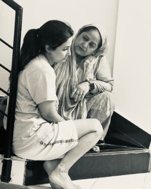 Hina Khan Instagram - A mother’s heart can consume an Ocean of Sorrow and Pain to provide Shelter, love and comfort to her children. 
This was the day she received the news of my diagnosis, the shock that she felt was inexplicable but she found a way to hold me and forget her pain. 
A Superpower in which Mothers excel always.
Even her world was crumbling down yet she found a way to shelter me in her arms and give me strength.

#mother