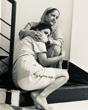Hina Khan Instagram - A mother’s heart can consume an Ocean of Sorrow and Pain to provide Shelter, love and comfort to her children. 
This was the day she received the news of my diagnosis, the shock that she felt was inexplicable but she found a way to hold me and forget her pain. 
A Superpower in which Mothers excel always.
Even her world was crumbling down yet she found a way to shelter me in her arms and give me strength.

#mother