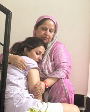 Hina Khan Instagram - A mother’s heart can consume an Ocean of Sorrow and Pain to provide Shelter, love and comfort to her children. 
This was the day she received the news of my diagnosis, the shock that she felt was inexplicable but she found a way to hold me and forget her pain. 
A Superpower in which Mothers excel always.
Even her world was crumbling down yet she found a way to shelter me in her arms and give me strength.

#mother