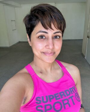 Hina Khan Instagram - What do you see in this Picture? The Scars on my body or the Hope in my Eyes? 
The scars are mine , I embrace them with love because they’re the first  sign of the Progress I deserve.
The Hope in my Eyes is the reflection of my Soul, I can almost see the light at the end of the tunnel. I am manifesting my healing. And I am praying for yours too. 

#SacrredNotScared #DaddysStrongGirl