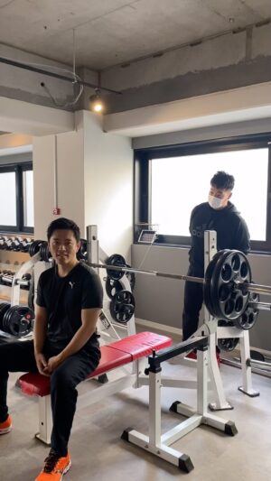 Hirofumi Yoshimura Instagram - ベンチプレス100kgチャレンジ！、やで。