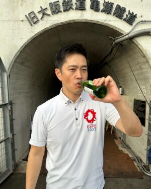 Hirofumi Yoshimura Instagram - 柏原市の冨宅市長からもらった柏原産「亀の甲羅」(カメノコーラ、コーラ味)。