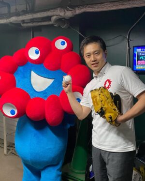 Hirofumi Yoshimura Instagram - 関西ダービーで始球式、なうやで。