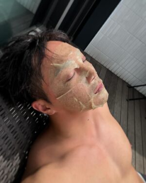 Hiroki Narimiya Instagram - Take a own time;)
自分だけの時間を大切にする。
フェイスパックをしながらメディテーション。

韓国でオススメのフェイスパックを買ってきたので使ってみてます。
#owntime 
#meditation 
#facepack 
#koreancosmetics