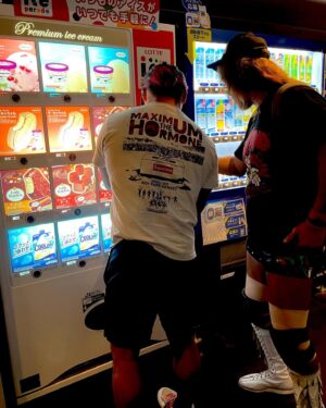 Hiromu Takahashi Instagram - 4月23日後楽園ホール大会に
マキシマム ザ ホルモンのナヲさん！
とハルカミライのコマっちゃん！お2人がプロレス初観戦‼️
解説にロリクレ福島さん、花団のたっちんさんという最強の布陣‼️
来てもらえて嬉しかった😭
楽しんでもらえたようで、なにより！

勝ってカッコいいとこ見せたかったけど、完敗でした。
大丈夫！スーパーポジティブなんで！

ちなみに、昨日LIJのみんなにアイスを買ってあげたあと（計1220円）、BUSHIさんは焼肉ご馳走してくれたよ🤤
ありがとうございました🙇