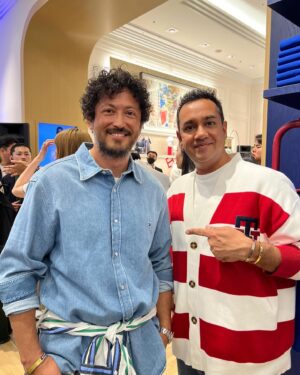 Hiroyuki Ikeuchi Instagram - トミーヒルフィガー表参道店のイベントにお邪魔しました。創設者のトミーさんとお会いできて感動でした。イベントでは、場内にいくつかの体験ブースがあり楽しめちゃいました^_^
トミーヒルフィガーの世界観を是非堪能してみてください。僕が着用しているデニムシャツとデニムはもちろんトミーヒルフィガーです。ぜひチェックしてみてください。

@tommyhilfiger 
#トミーヒルフィガー
#ピープルズプレイス 
#pr