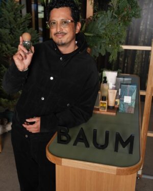 Hiroyuki Ikeuchi Instagram - 「樹木との共生」をテーマに掲げるスキン＆マインドブランド「BAUM」がPOP UPを12月1日から3日まで原宿でやっております。本日一足お先にPOP UP ストアにお邪魔しました。
カリモクの端材を使用したプロダクトデザイン。男女問わずギフトとしても喜ばれそう。
香りも強すぎず、ナチュラルで好みでした。
ホリデーシーズン限定の香りや、セットがおすすめですね。

■ポップアップストア BAUM THE WINTER FOREST 樹木の恵みの、クリスマスマーケット 
期間：2023年12月1日（金）～12月3日（日） 
時間：11時～20時 
場所：with HARAJUKU B1F 東京都渋谷区神宮前一丁目14番30号

#BAUMHOLIDAY2023 #森林浴美容 #baum_beauty #PR