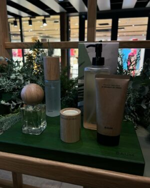 Hiroyuki Ikeuchi Instagram - 「樹木との共生」をテーマに掲げるスキン＆マインドブランド「BAUM」がPOP UPを12月1日から3日まで原宿でやっております。本日一足お先にPOP UP ストアにお邪魔しました。
カリモクの端材を使用したプロダクトデザイン。男女問わずギフトとしても喜ばれそう。
香りも強すぎず、ナチュラルで好みでした。
ホリデーシーズン限定の香りや、セットがおすすめですね。

■ポップアップストア BAUM THE WINTER FOREST 樹木の恵みの、クリスマスマーケット 
期間：2023年12月1日（金）～12月3日（日） 
時間：11時～20時 
場所：with HARAJUKU B1F 東京都渋谷区神宮前一丁目14番30号

#BAUMHOLIDAY2023 #森林浴美容 #baum_beauty #PR