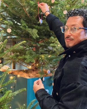 Hiroyuki Ikeuchi Instagram - 「樹木との共生」をテーマに掲げるスキン＆マインドブランド「BAUM」がPOP UPを12月1日から3日まで原宿でやっております。本日一足お先にPOP UP ストアにお邪魔しました。
カリモクの端材を使用したプロダクトデザイン。男女問わずギフトとしても喜ばれそう。
香りも強すぎず、ナチュラルで好みでした。
ホリデーシーズン限定の香りや、セットがおすすめですね。

■ポップアップストア BAUM THE WINTER FOREST 樹木の恵みの、クリスマスマーケット 
期間：2023年12月1日（金）～12月3日（日） 
時間：11時～20時 
場所：with HARAJUKU B1F 東京都渋谷区神宮前一丁目14番30号

#BAUMHOLIDAY2023 #森林浴美容 #baum_beauty #PR