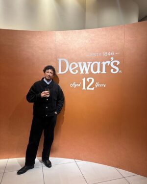 Hiroyuki Ikeuchi Instagram - デュワーズ12年リニューアルを記念し開催された体験型イベント「Dewar's 12年 DISCOVER YOUR HIGHBALL」に行ってきました！

ラベルや色が新しくなったデュワーズ12年のボトルが並び、ウイスキーの歴史やフレーバーの秘密を知れるブースが沢山。
より香り高く生まれ変わったデュワーズ12年のハイボールと美味しいカクテルをいただきました。

家でもデュワーズ12年を使ったカクテルに挑戦してみようと思います。
新しいデュワーズ12年を是非試してみてください。

@dewars_jpn 

#いつも胸に好奇心を 
#デュワーズ 
#dewars12
#ウイスキー #pr