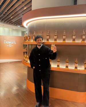 Hiroyuki Ikeuchi Instagram - デュワーズ12年リニューアルを記念し開催された体験型イベント「Dewar's 12年 DISCOVER YOUR HIGHBALL」に行ってきました！

ラベルや色が新しくなったデュワーズ12年のボトルが並び、ウイスキーの歴史やフレーバーの秘密を知れるブースが沢山。
より香り高く生まれ変わったデュワーズ12年のハイボールと美味しいカクテルをいただきました。

家でもデュワーズ12年を使ったカクテルに挑戦してみようと思います。
新しいデュワーズ12年を是非試してみてください。

@dewars_jpn 

#いつも胸に好奇心を 
#デュワーズ 
#dewars12
#ウイスキー #pr