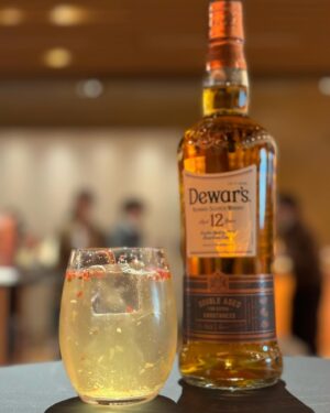 Hiroyuki Ikeuchi Instagram - デュワーズ12年リニューアルを記念し開催された体験型イベント「Dewar's 12年 DISCOVER YOUR HIGHBALL」に行ってきました！

ラベルや色が新しくなったデュワーズ12年のボトルが並び、ウイスキーの歴史やフレーバーの秘密を知れるブースが沢山。
より香り高く生まれ変わったデュワーズ12年のハイボールと美味しいカクテルをいただきました。

家でもデュワーズ12年を使ったカクテルに挑戦してみようと思います。
新しいデュワーズ12年を是非試してみてください。

@dewars_jpn 

#いつも胸に好奇心を 
#デュワーズ 
#dewars12
#ウイスキー #pr