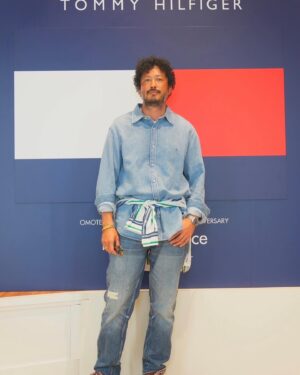 Hiroyuki Ikeuchi Instagram - トミーヒルフィガー表参道店のイベントにお邪魔しました。創設者のトミーさんとお会いできて感動でした。イベントでは、場内にいくつかの体験ブースがあり楽しめちゃいました^_^
トミーヒルフィガーの世界観を是非堪能してみてください。僕が着用しているデニムシャツとデニムはもちろんトミーヒルフィガーです。ぜひチェックしてみてください。

@tommyhilfiger 
#トミーヒルフィガー
#ピープルズプレイス 
#pr