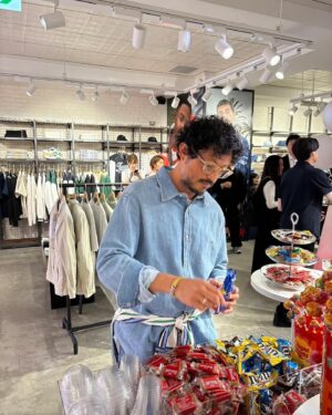 Hiroyuki Ikeuchi Instagram - トミーヒルフィガー表参道店のイベントにお邪魔しました。創設者のトミーさんとお会いできて感動でした。イベントでは、場内にいくつかの体験ブースがあり楽しめちゃいました^_^
トミーヒルフィガーの世界観を是非堪能してみてください。僕が着用しているデニムシャツとデニムはもちろんトミーヒルフィガーです。ぜひチェックしてみてください。

@tommyhilfiger 
#トミーヒルフィガー
#ピープルズプレイス 
#pr